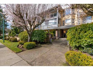Photo 2: 109 1459 BLACKWOOD Street: White Rock Condo for sale in "The Chartwell" (South Surrey White Rock)  : MLS®# R2445492