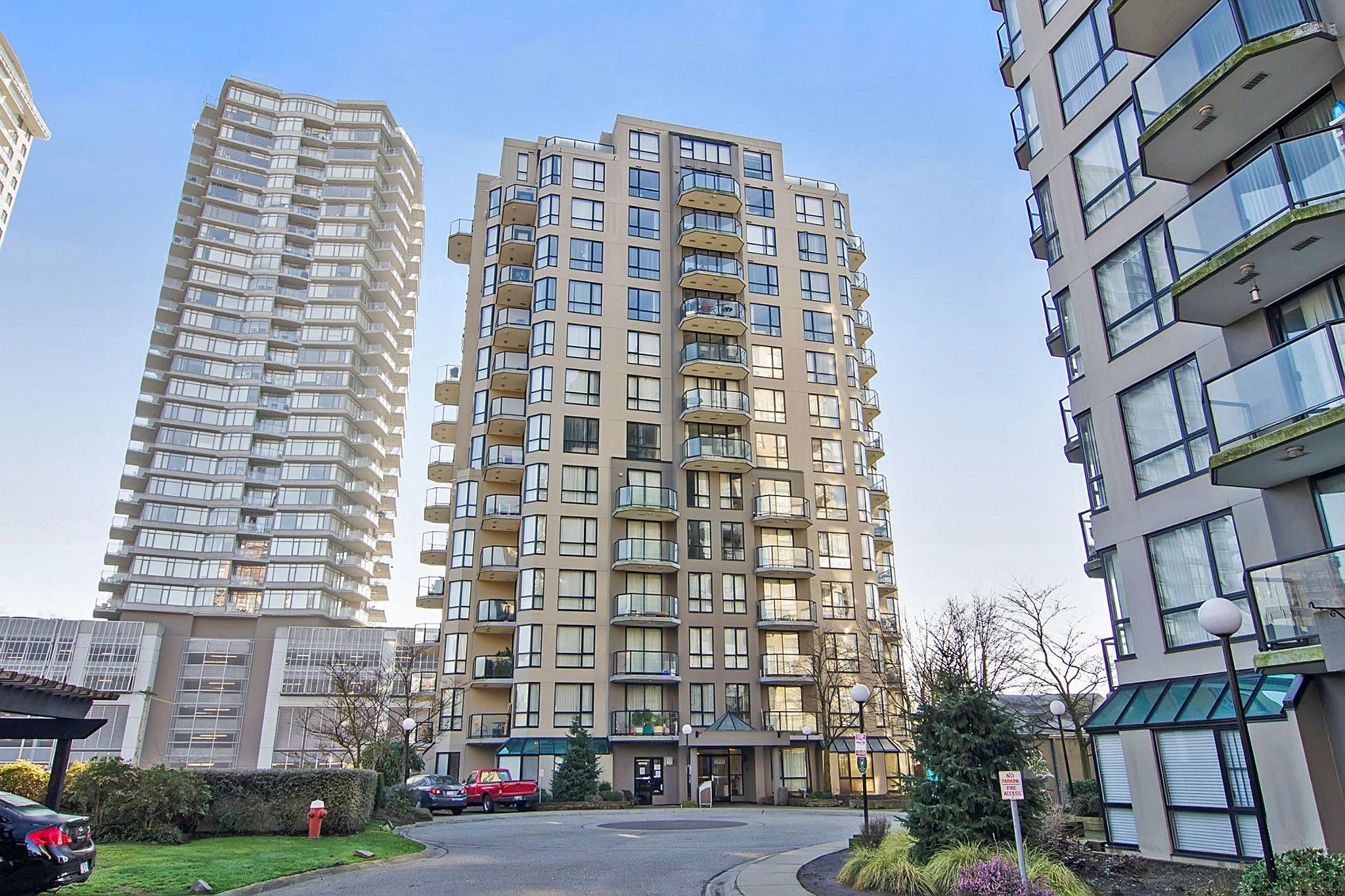 Main Photo: 801 828 AGNES Street in New Westminster: Downtown NW Condo for sale in "Westminster Towers" : MLS®# R2470538