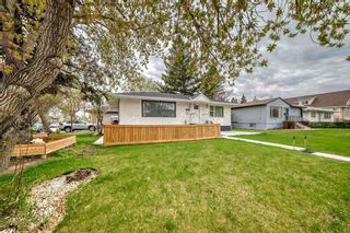 Photo 2: 1903 24 Avenue NW in Calgary: Capitol Hill Detached for sale : MLS®# A2132174