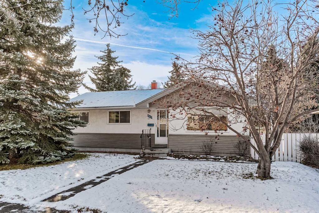 Main Photo: 947 Northmount Drive NW in Calgary: Collingwood Detached for sale : MLS®# A2094068