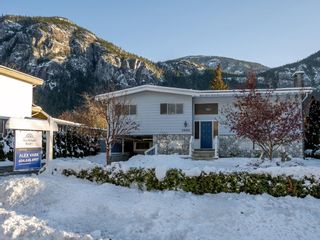 Photo 3: 38160 WESTWAY Avenue in Squamish: Valleycliffe House for sale : MLS®# R2741082
