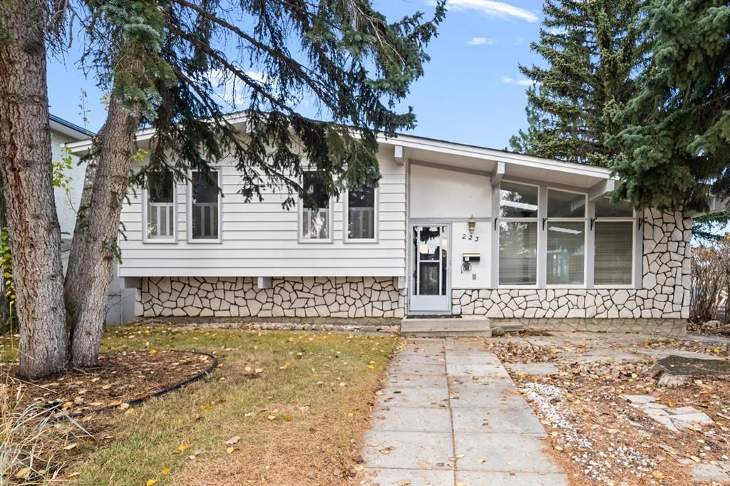 Main Photo: 223 Glamorgan Place SW in Calgary: Glamorgan Detached for sale : MLS®# A1157505