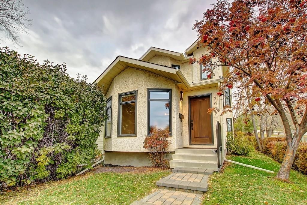 Main Photo: 2002 7 Avenue NW in Calgary: West Hillhurst Detached for sale : MLS®# C4291258