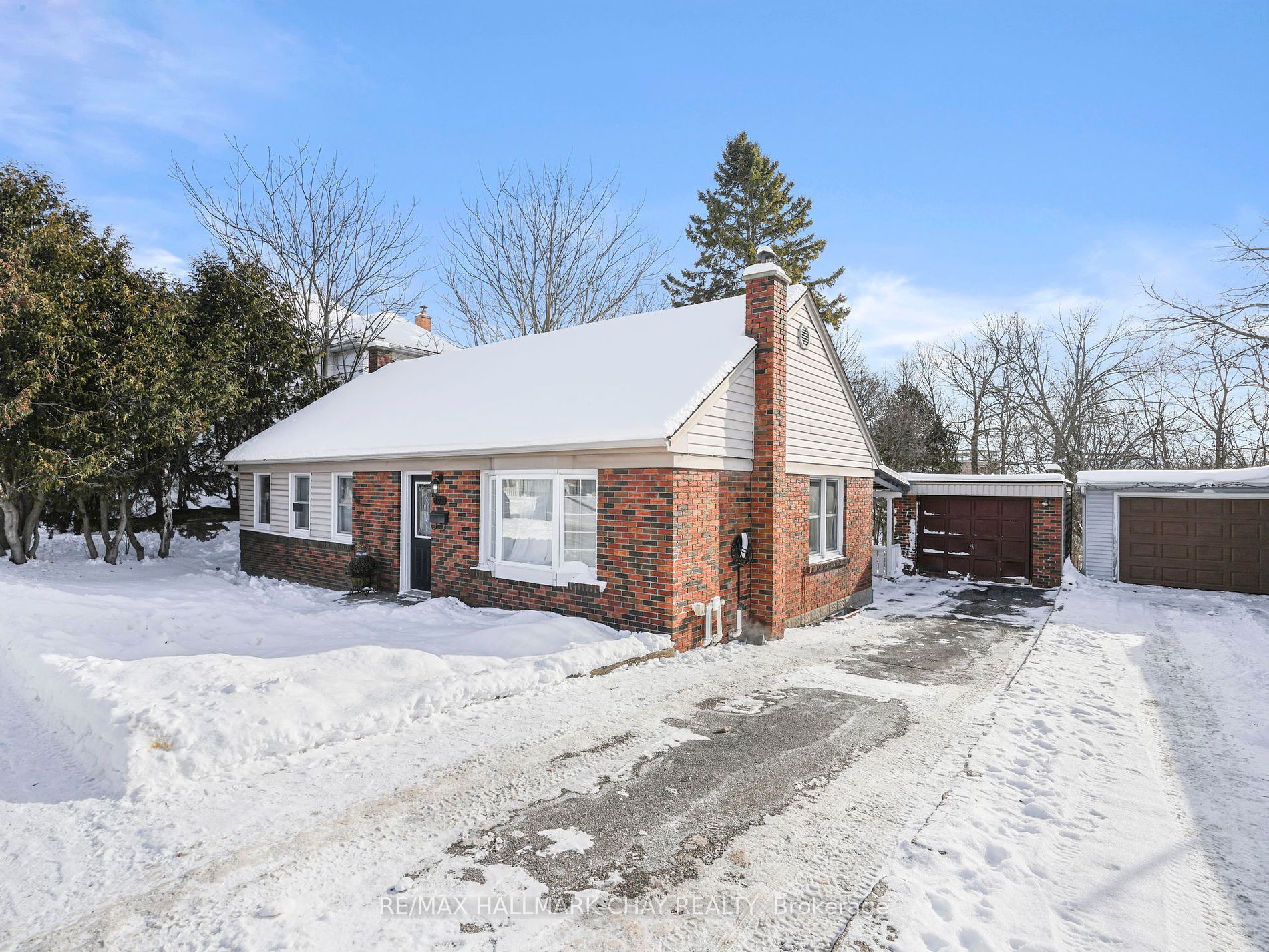 Main Photo: 205 Mary Street: Orillia House (Bungalow) for sale : MLS®# S8030350