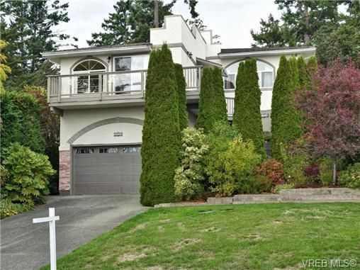 Main Photo: 2324 Evelyn Hts in VICTORIA: VR Hospital House for sale (View Royal)  : MLS®# 713463