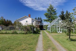 Photo 1: 1951 Highfield Rd in Central Saanich: CS Keating House for sale : MLS®# 932104