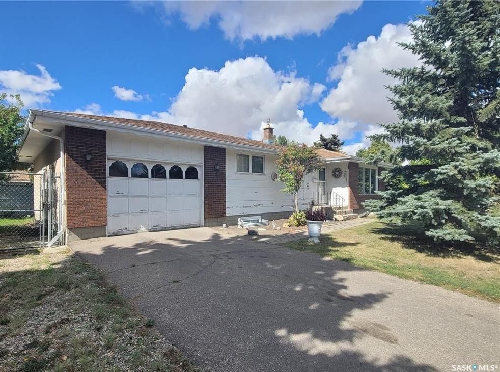 Main Photo: 998 Dorothy Street in Regina: Normanview West Residential for sale : MLS®# SK942974