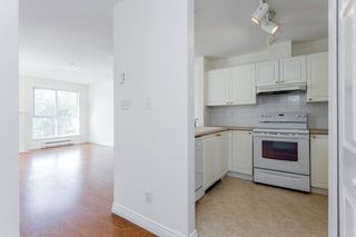 Photo 2: 405 13727 74 Avenue in Surrey: East Newton Condo for sale in "Kings Court" : MLS®# R2201896