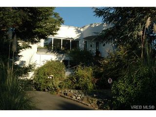 Photo 1: 318 Uganda Ave in VICTORIA: Es Kinsmen Park Half Duplex for sale (Esquimalt)  : MLS®# 738139
