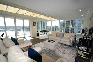 Photo 2: 1701 499 PACIFIC Street in Vancouver: Yaletown Condo for sale (Vancouver West)  : MLS®# R2674938