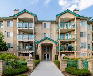 Photo 1: 102 20433 53 Avenue in Langley: Langley City Condo for sale : MLS®# R2720784