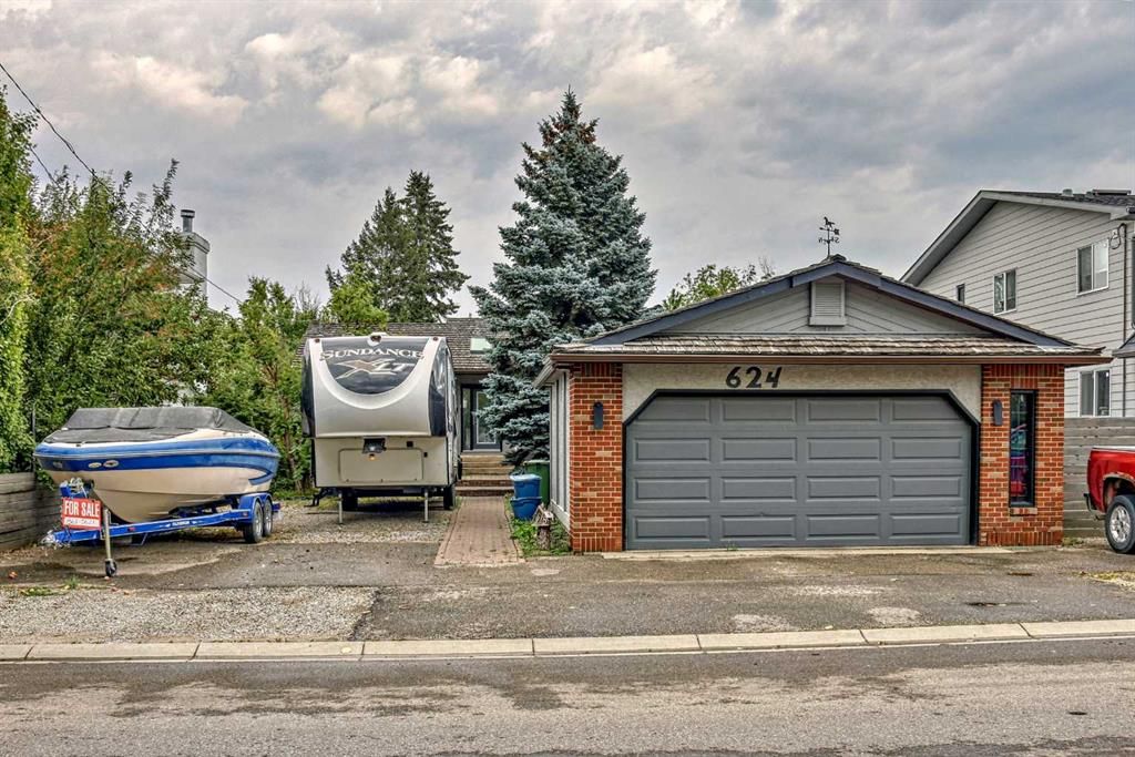 Main Photo: 624 West Chestermere Drive: Chestermere Detached for sale : MLS®# A2076198