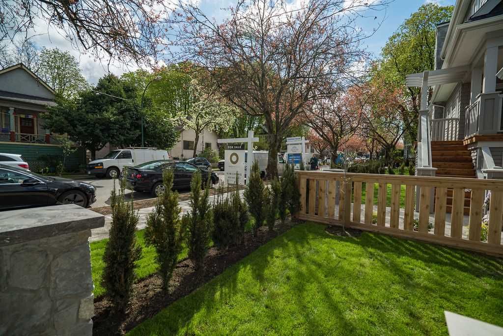 Photo 3: Photos: 2577 ST. GEORGE Street in Vancouver: Mount Pleasant VE Townhouse for sale (Vancouver East)  : MLS®# R2505557