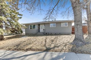 Photo 2: 739 64 Avenue NW in Calgary: Thorncliffe Detached for sale : MLS®# A1086538