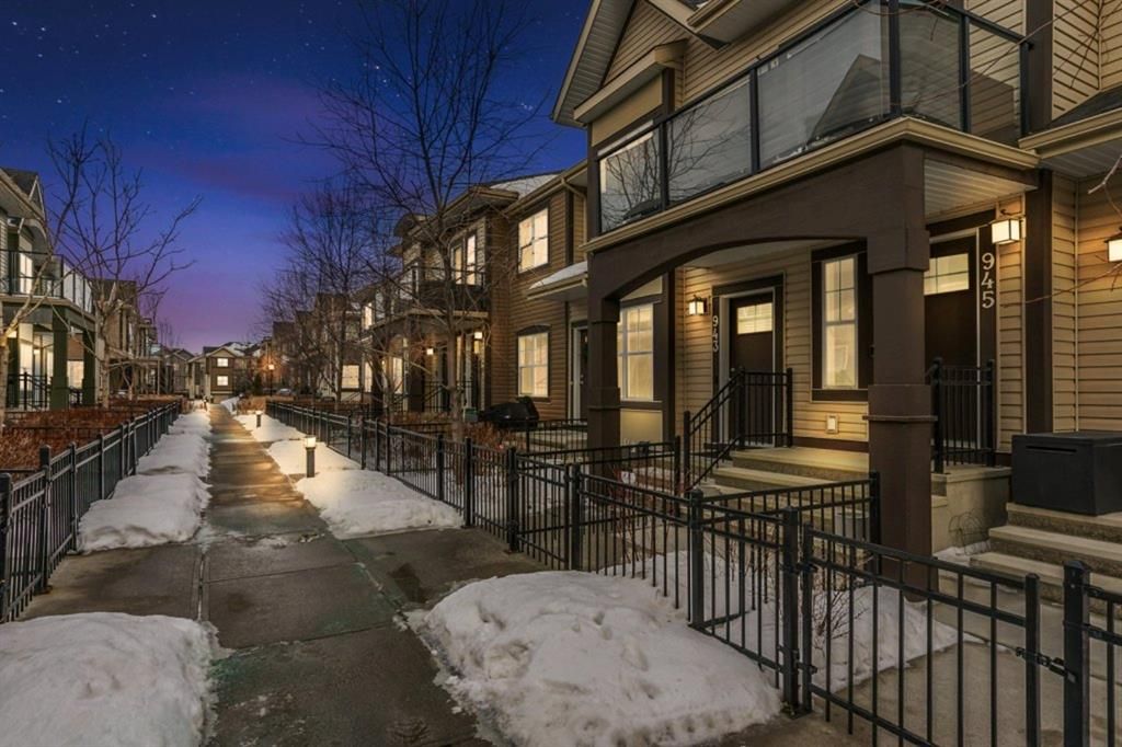Main Photo: 943 McKenzie Towne Manor SE in Calgary: McKenzie Towne Row/Townhouse for sale : MLS®# A1171537
