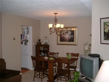 Photo 4: Photos: 105-1012 Collinson St in Victoria: Residential for sale (Canada)  : MLS®# 278518