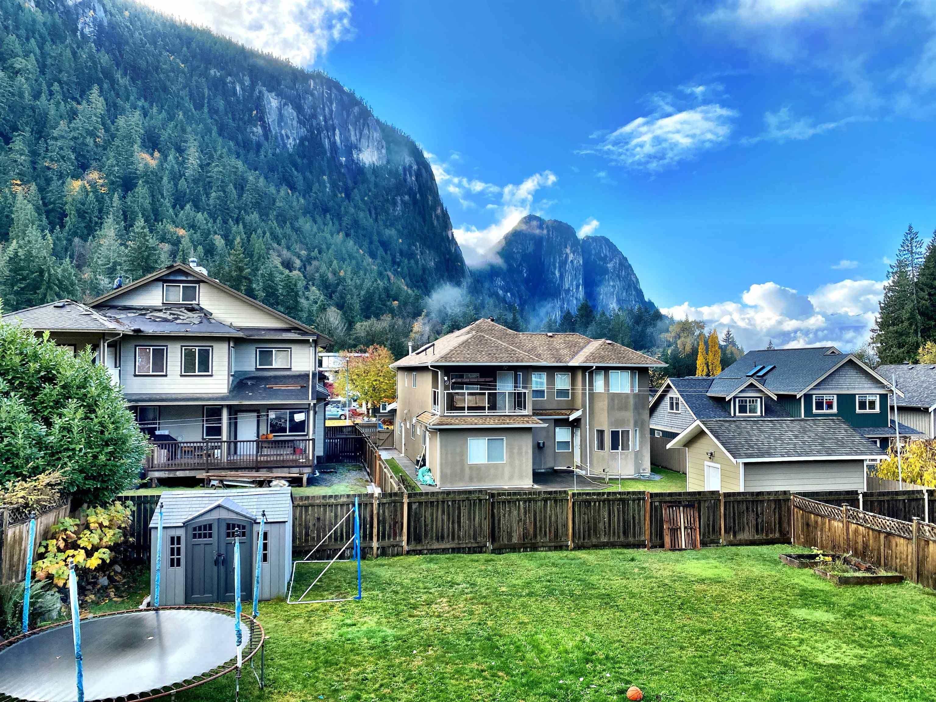 Main Photo: 38641 CHERRY Drive in Squamish: Valleycliffe House for sale in "RAVENS PLATEAU" : MLS®# R2629357