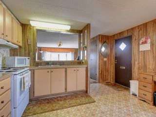 Photo 8: 10 124 Cooper Rd in View Royal: VR Glentana Manufactured Home for sale : MLS®# 916903