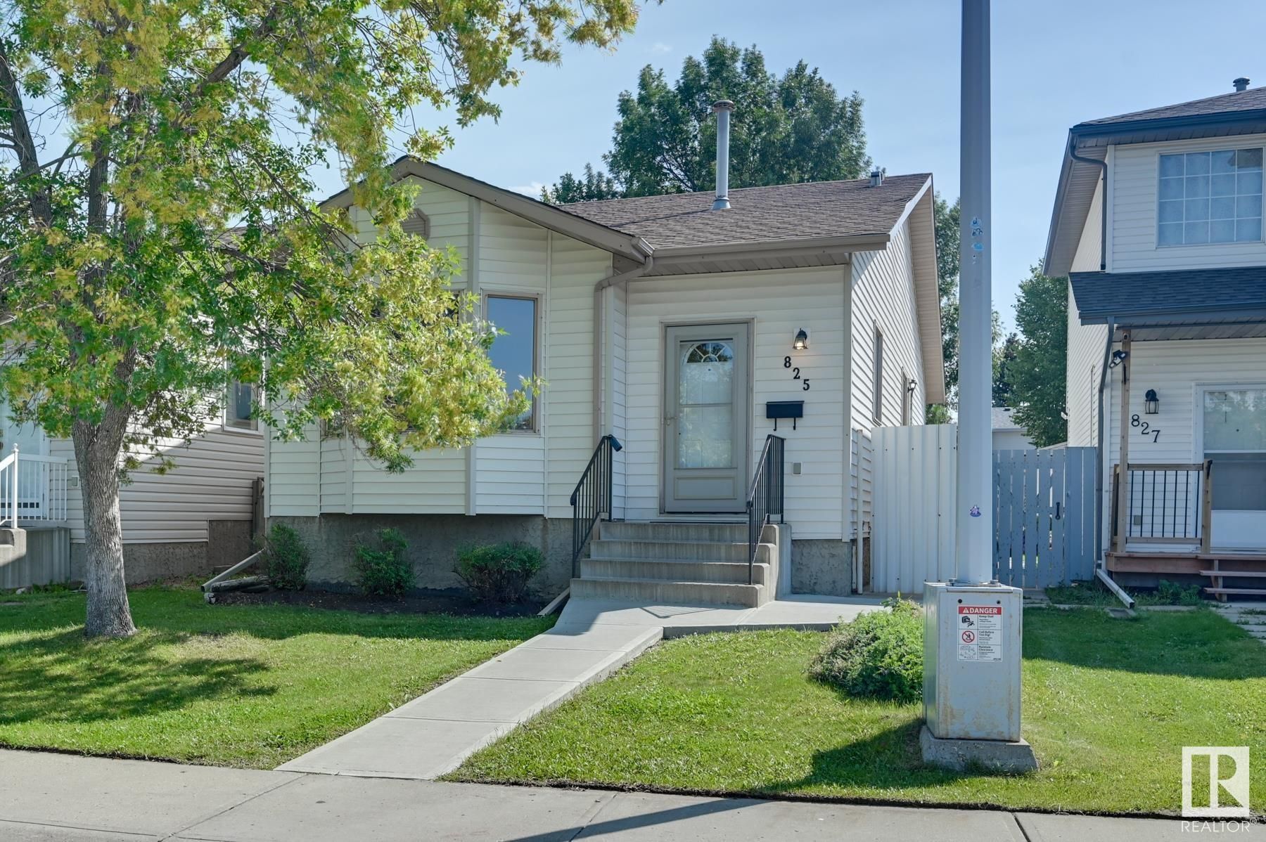 Main Photo: 825 Johns Close in Edmonton: Zone 29 House for sale : MLS®# E4354630