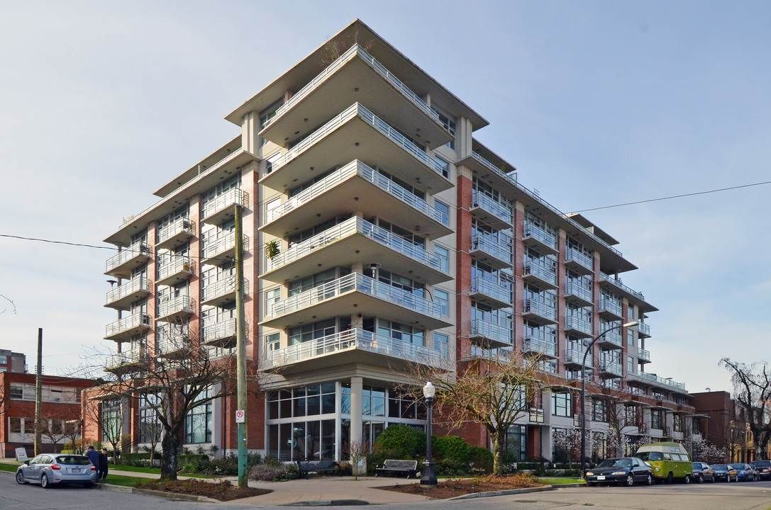 Main Photo: 305 298 E 11TH Avenue in Vancouver: Mount Pleasant VE Condo for sale in "THE SOPHIA" (Vancouver East)  : MLS®# R2138336