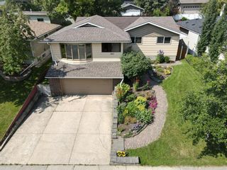 Photo 2: 3603 Chippendale Drive NW in Calgary: Charleswood Detached for sale : MLS®# A1103139