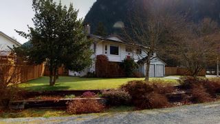 Photo 3: 38240 MYRTLEWOOD Crescent in Squamish: Valleycliffe House for sale in "Valleycliffe" : MLS®# R2669049