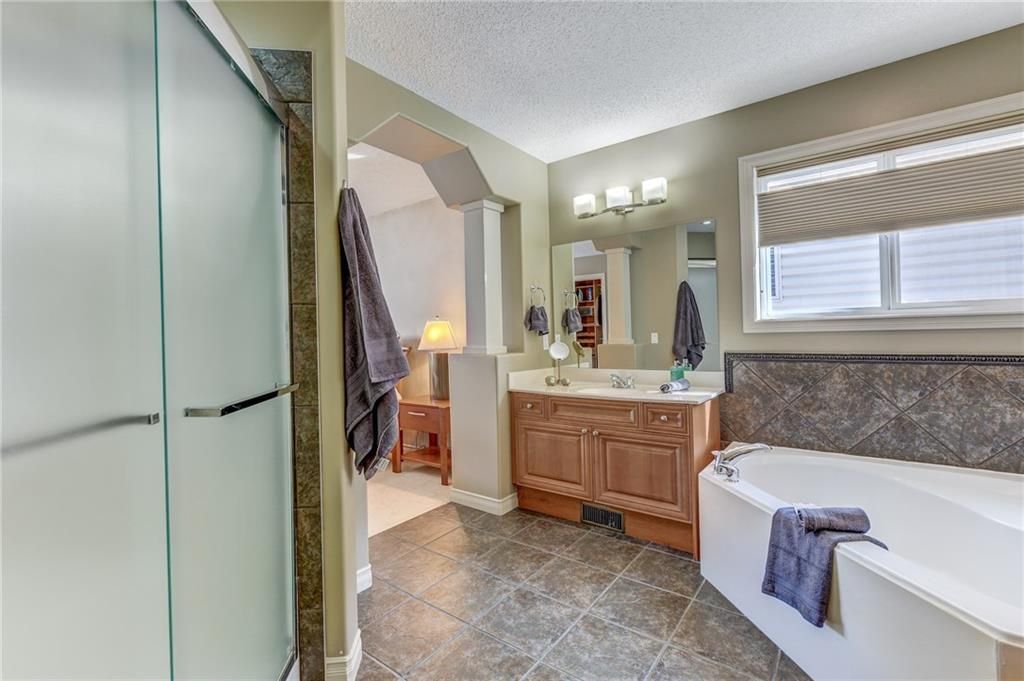 Photo 33: Photos: 16 CRESTMONT Drive SW in Calgary: Crestmont House for sale : MLS®# C4177584