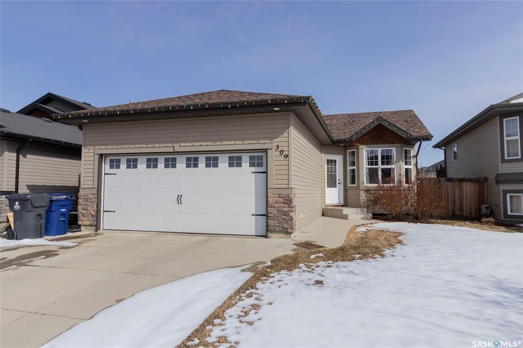 Main Photo: 309 Quessy Drive in Martensville: Residential for sale : MLS®# SK926477