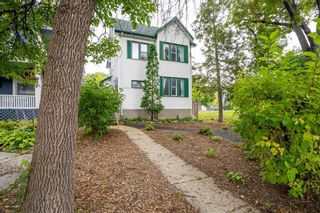 Photo 1: 872 Grosvenor Avenue in Winnipeg: Crescentwood Residential for sale (1B)  : MLS®# 202301131
