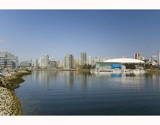 Photo 2: 700 9 Smithe Mews in Vancouver: Condo for sale : MLS®# V781778