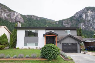 Photo 2: 38148 HEMLOCK Avenue in Squamish: Valleycliffe House for sale : MLS®# R2619810