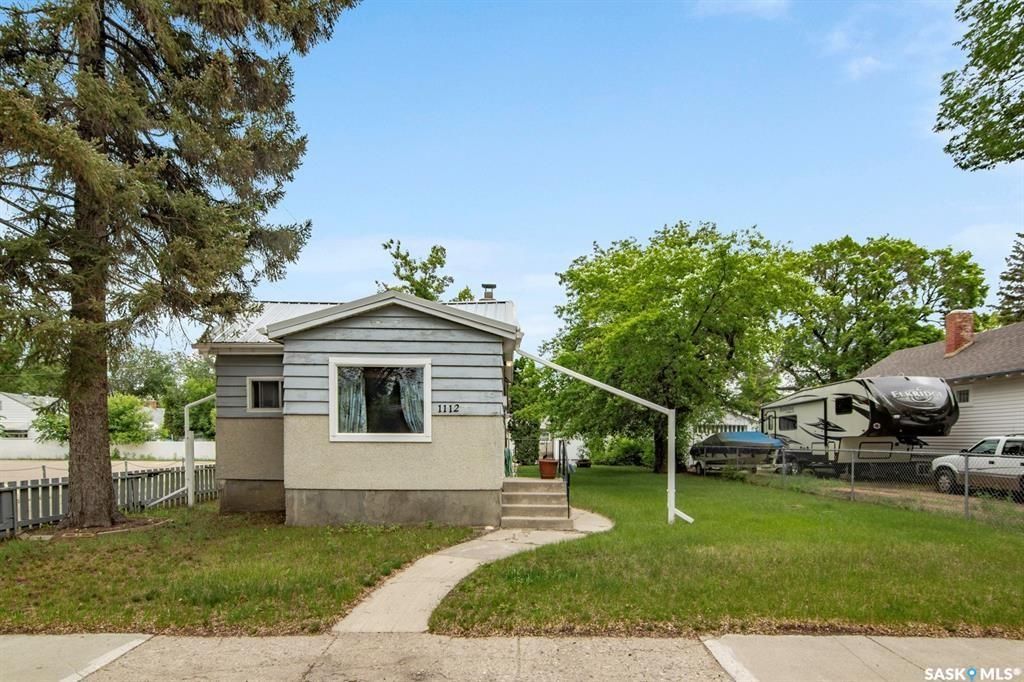 Main Photo: 1112 M Avenue South in Saskatoon: Holiday Park Residential for sale : MLS®# SK917980