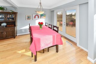 Photo 3: 2549 Wootton Cres in Oak Bay: OB Henderson House for sale : MLS®# 924828