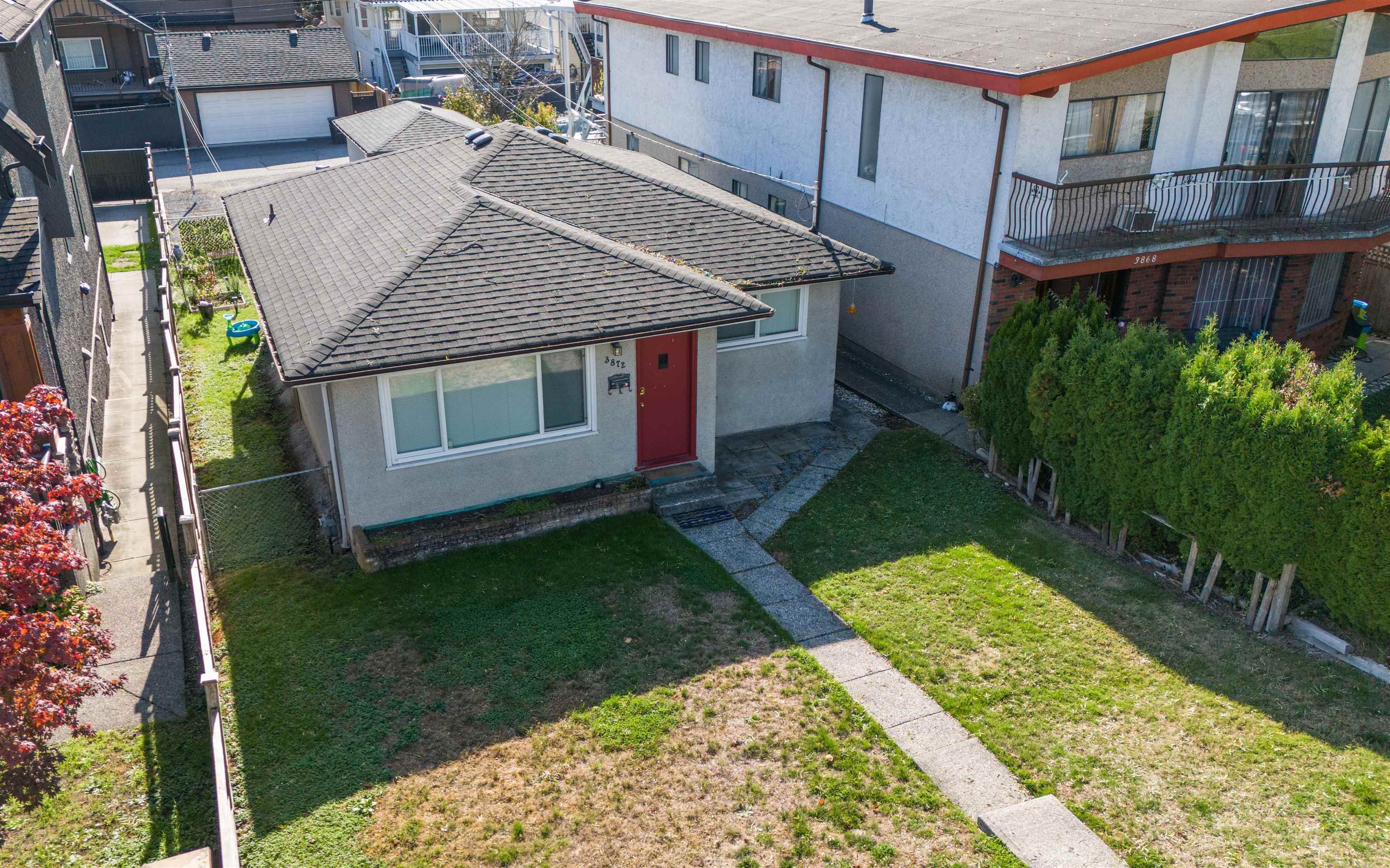 Main Photo: 3872 SPRUCE Street in Burnaby: Burnaby Hospital House for sale (Burnaby South)  : MLS®# R2825067