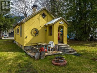 Photo 2: 1419 Third Street W in Revelstoke: House for sale : MLS®# 10307997