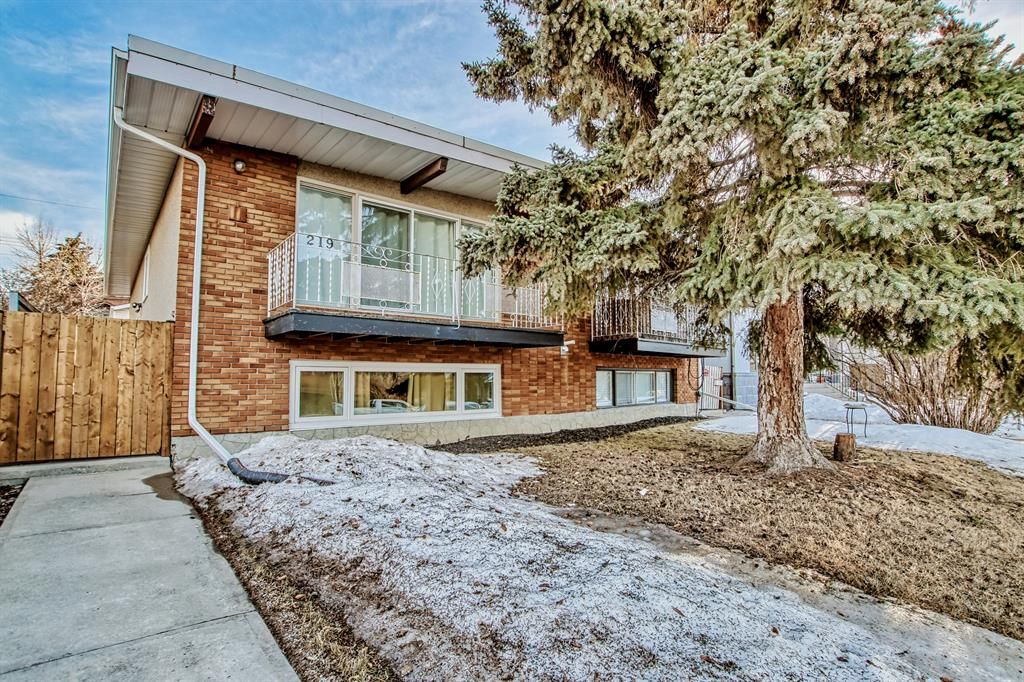 Main Photo: 219 26 Avenue NE in Calgary: Tuxedo Park Semi Detached (Half Duplex) for sale : MLS®# A2039098