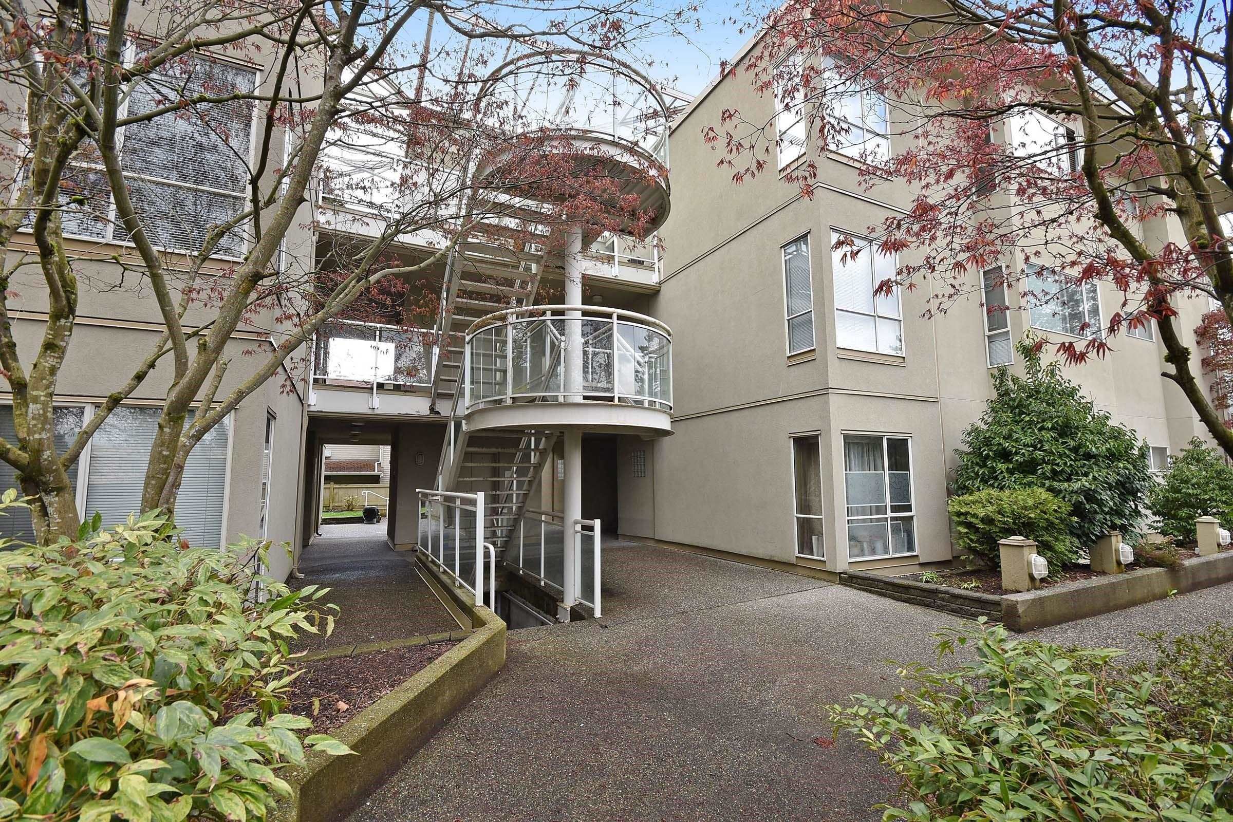 Main Photo: 2 33682 MARSHALL Road in Abbotsford: Central Abbotsford Condo for sale in "Monique Place" : MLS®# R2704918