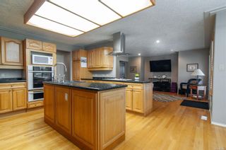 Photo 3: 1957 Pinehurst Pl in Campbell River: CR Campbell River West House for sale : MLS®# 869499
