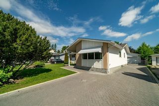 Photo 3: 11 Brookhaven Bay in Winnipeg: Southdale Residential for sale (2H)  : MLS®# 202216029