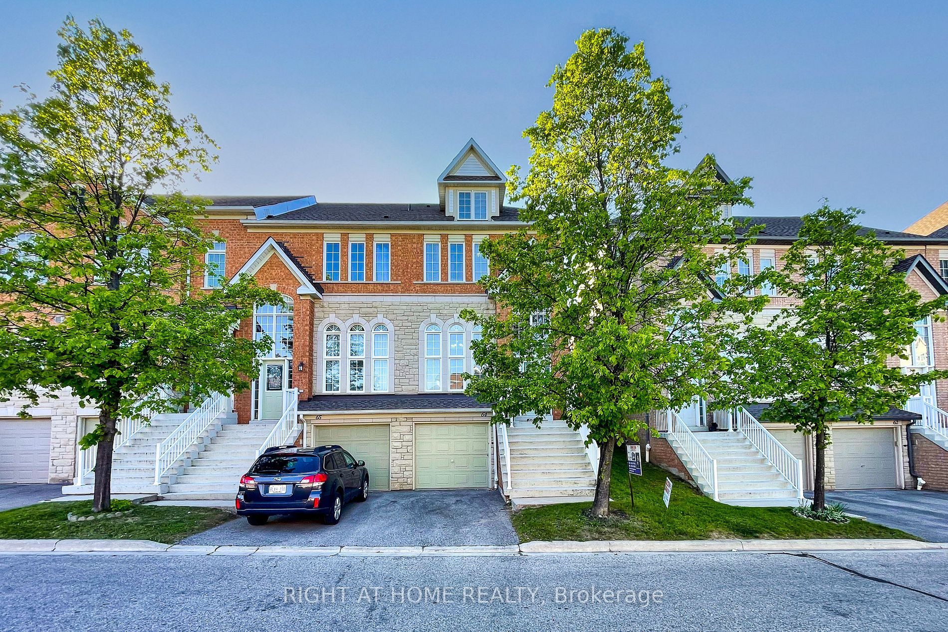 Main Photo: 64 5260 Mcfarren Boulevard in Mississauga: Central Erin Mills Condo for sale : MLS®# W6047892