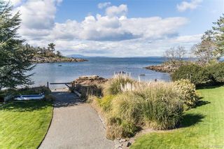 Photo 3: 4060 Lockehaven Dr in VICTORIA: SE Ten Mile Point House for sale (Saanich East)  : MLS®# 826989