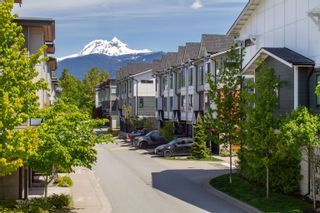 Photo 1: 38335 SUMMITS VIEW Drive in Squamish: Downtown SQ Townhouse for sale in "NATURE'S GATE- EAGLEWIND" : MLS®# R2690874