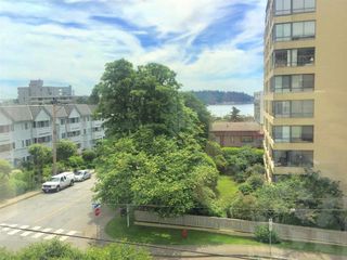 Photo 12: 412 1425 ESQUIMALT Avenue in West Vancouver: Ambleside Condo for sale in "Oceanbrook" : MLS®# R2469530