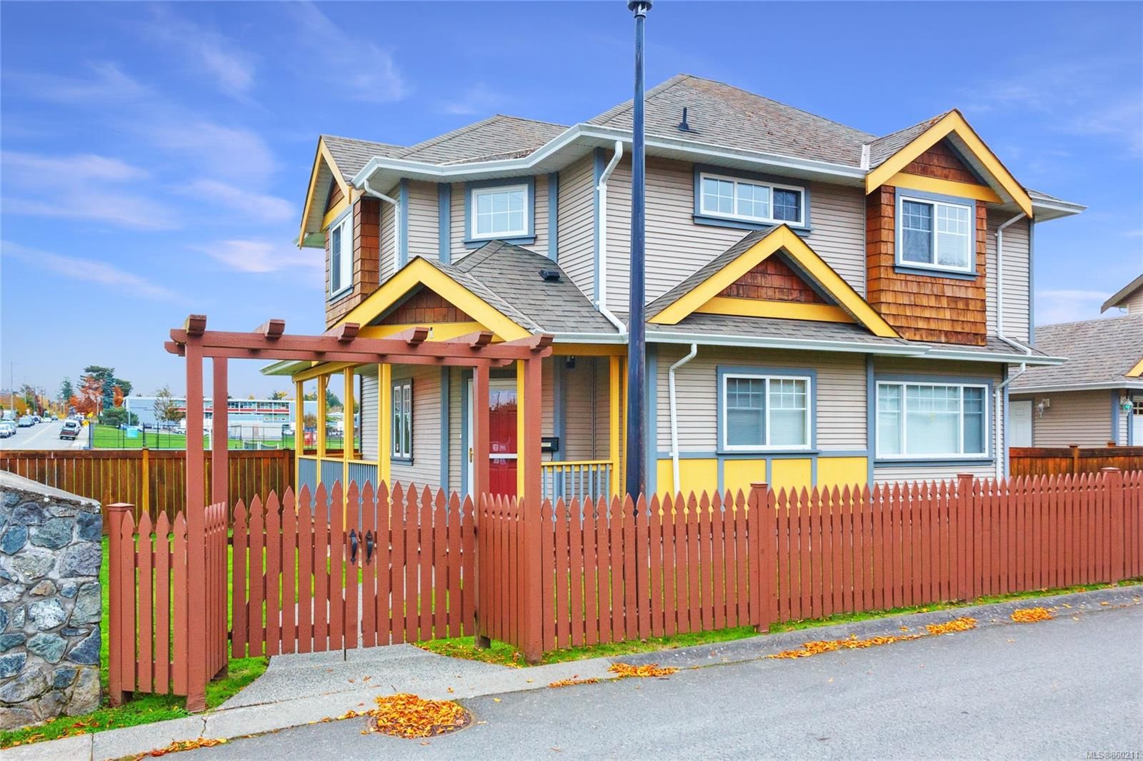 Main Photo: 1 921 Colville Rd in Esquimalt: Es Old Esquimalt House for sale : MLS®# 860211