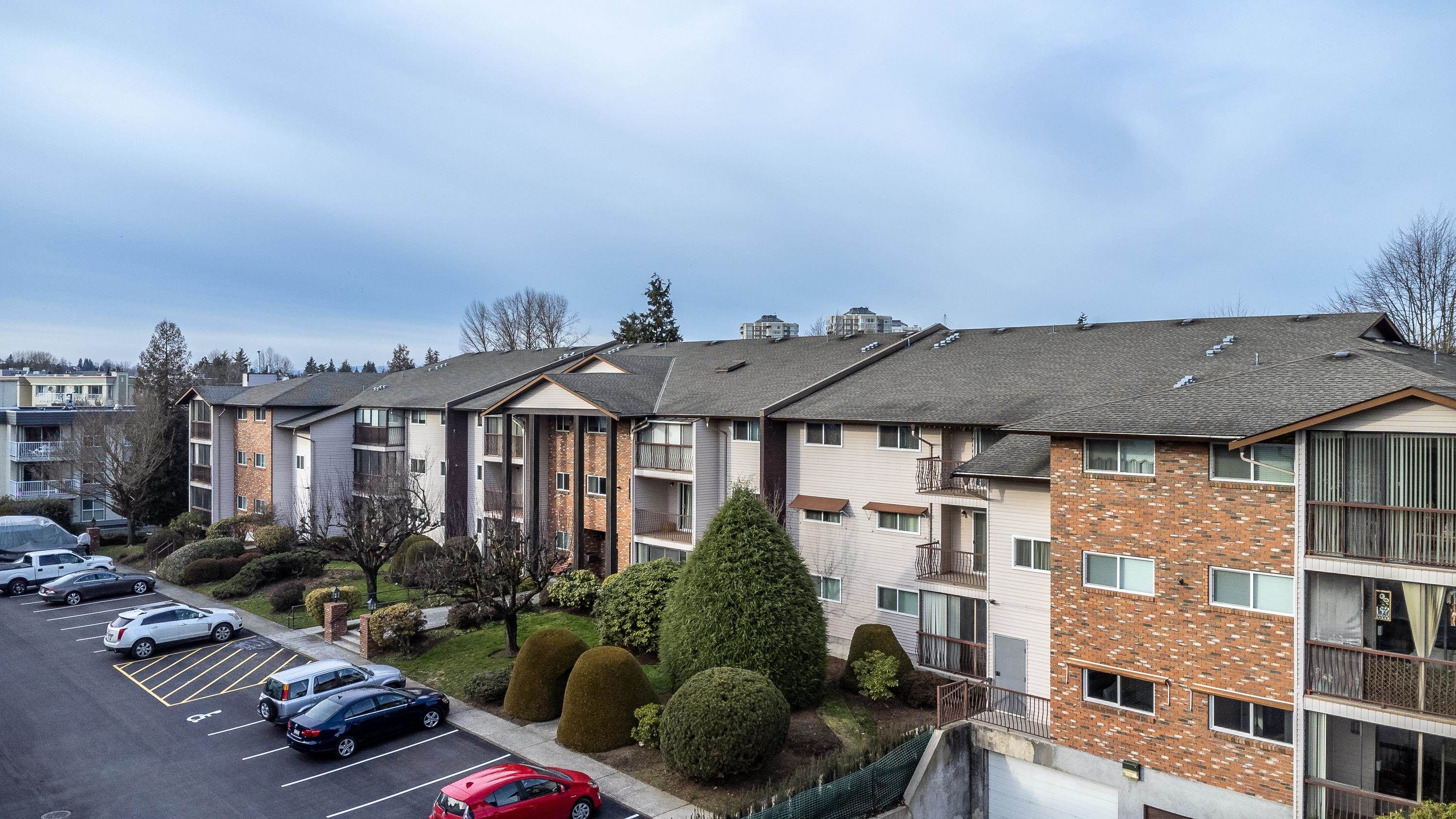 Main Photo: 303 32910 AMICUS Place in Abbotsford: Central Abbotsford Condo for sale in "ROYAL OAKS" : MLS®# R2756142