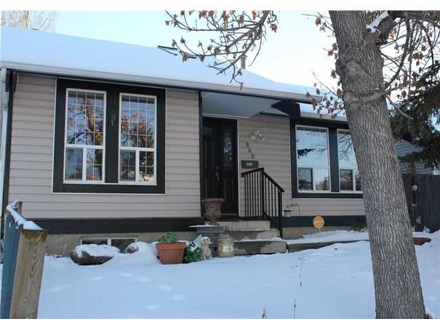 Main Photo: 860 WHITEHILL Way NE in CALGARY: Whitehorn Residential Detached Single Family for sale (Calgary)  : MLS®# C3595113
