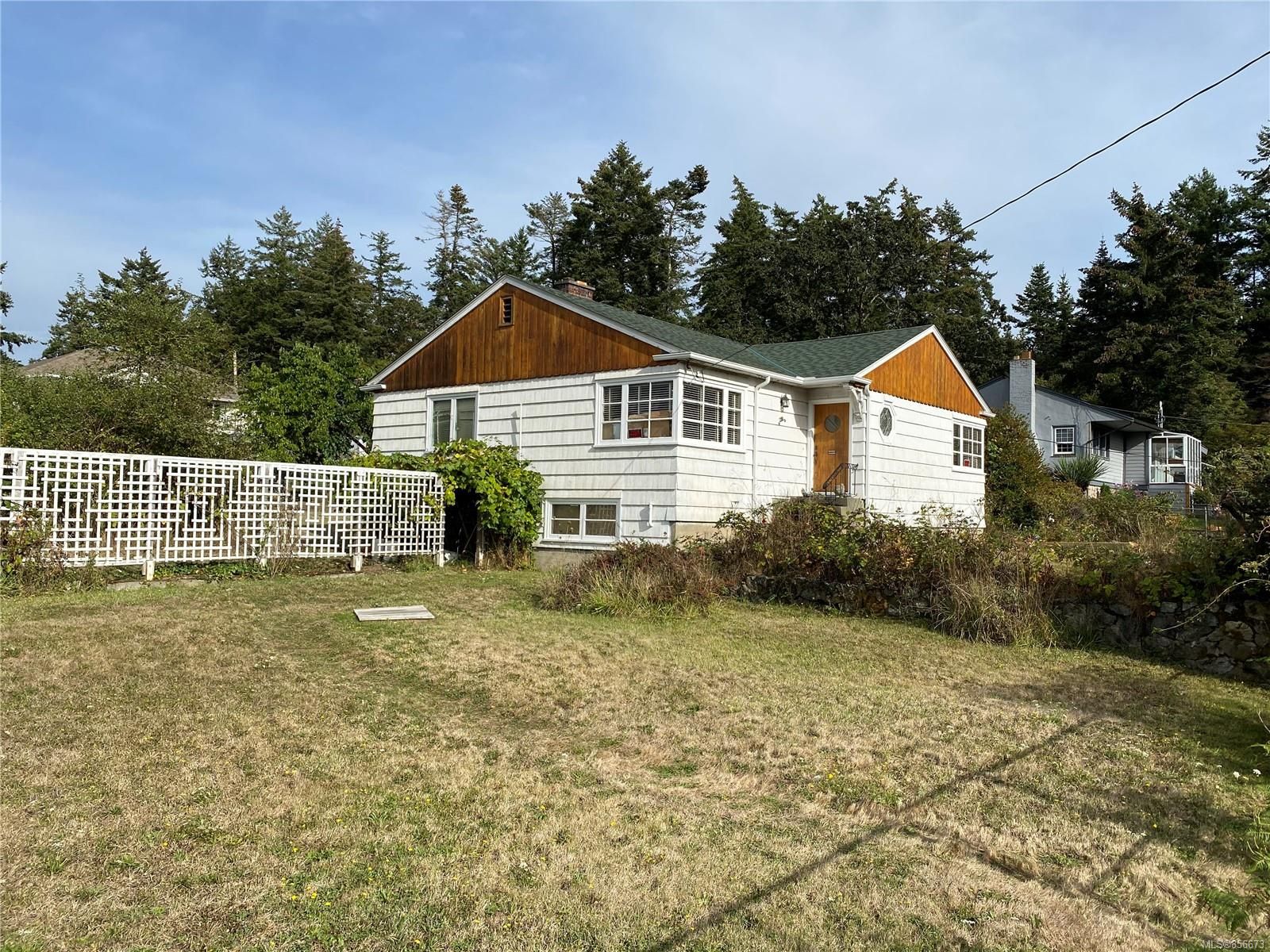 Main Photo: 710 Violet Ave in Saanich: SW Marigold House for sale (Saanich West)  : MLS®# 856673