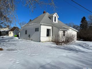 Photo 1: 201 Saskatchewan Avenue in Luseland: Residential for sale : MLS®# SK887780