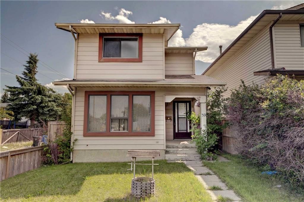 Main Photo: 39 TEMPLETON Bay NE in Calgary: Temple Detached for sale : MLS®# C4261521