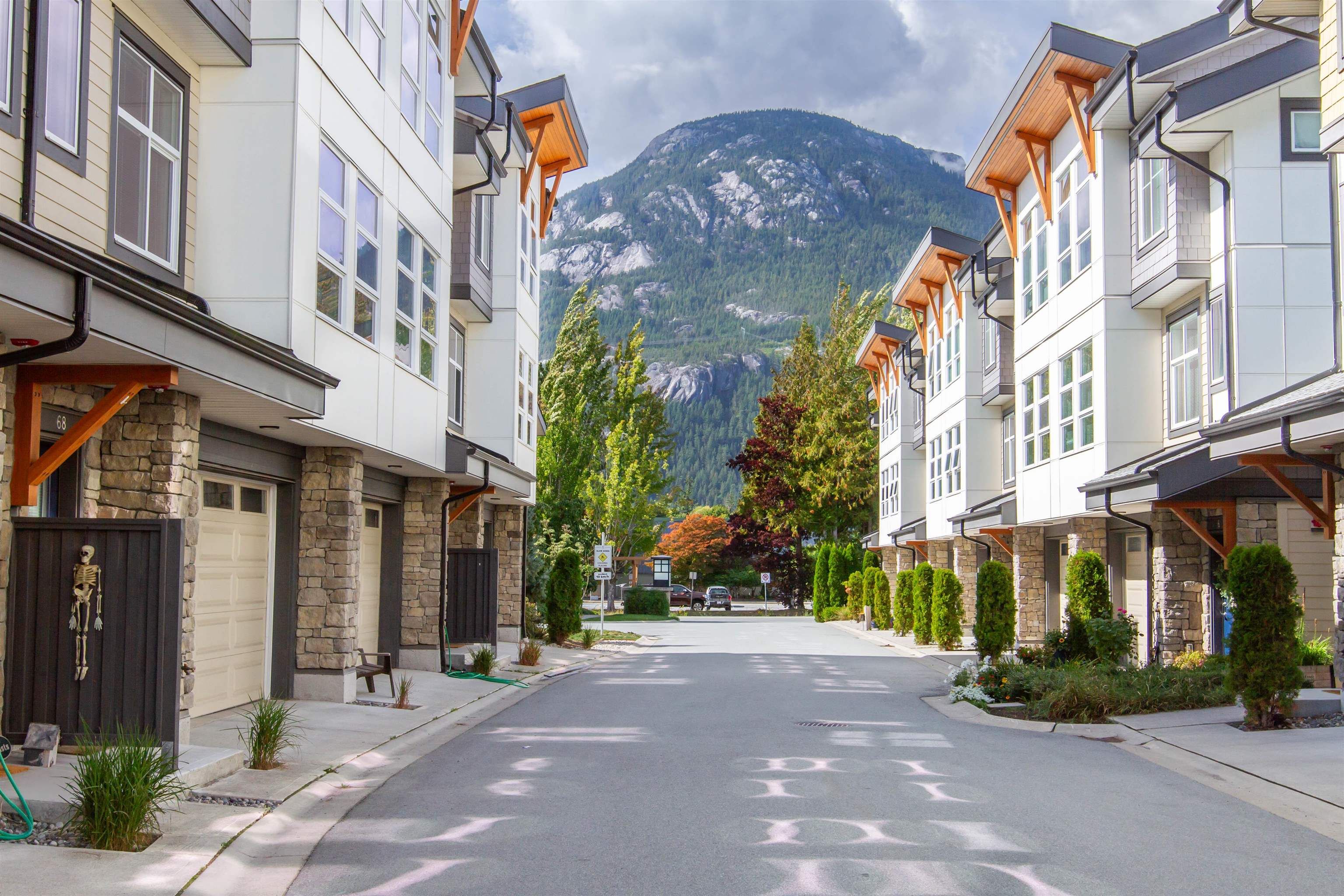Main Photo: 68 39548 LOGGERS Lane in Squamish: Brennan Center Townhouse for sale in "SEVEN PEAKS" : MLS®# R2816091